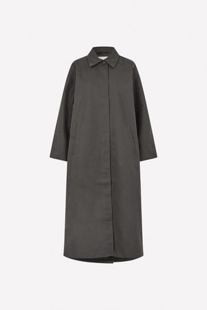 Pikk, tumehall mantel, mis on valmistatud siledast kangast, millel on krae, ees nupuga sulgemine ja küljetaskud, otse lõikega.