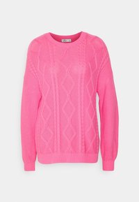 Rosa kabelstickad tröja med rund halsringning och långa ärmar, med texturerade mönster och ribbad nederdel och ärmslut.