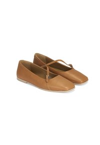 Hellbraune Ballettschuhe aus Leder mit quadratischer Zehenpartie, Kreuzriemendesign, kleinem silbernen Schnallen und flacher Sohle. Glatte Textur mit matter Oberfläche.