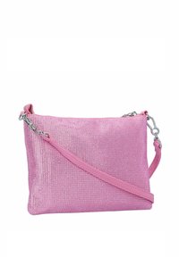 Borsa a rete rosa con rifiniture in pelle liscia, dotata di una tracolla in catena argentata e chiusura con zip. La texture è leggera e trasparente.