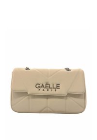 Borsa a mano in pelle beige con design trapuntato, logo in tonalità argento "GAËLLE PARIS" e tracolla a catena. Presenta una forma strutturata e chiusura con patta.
