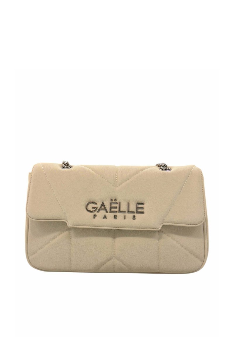 Borsa a mano in pelle beige con design trapuntato, logo in tonalità argento "GAËLLE PARIS" e tracolla a catena. Presenta una forma strutturata e chiusura con patta.