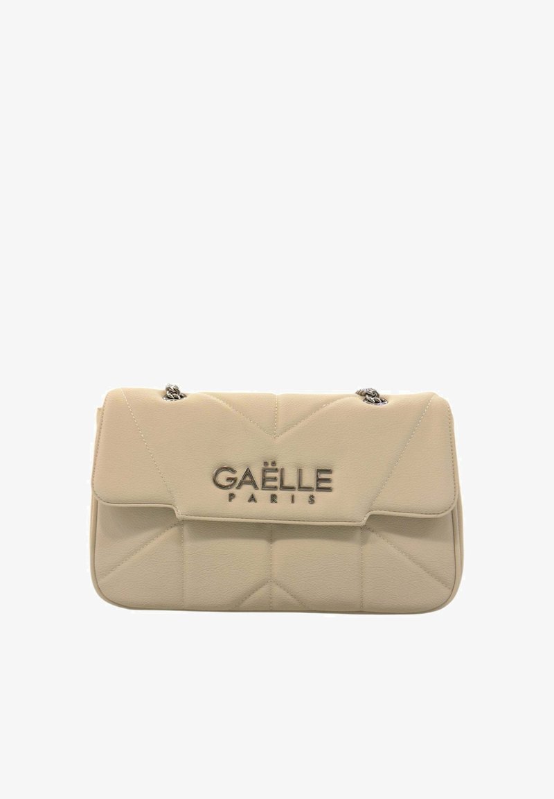 Borsa a mano in pelle beige con design trapuntato, logo in tonalità argento "GAËLLE PARIS" e tracolla a catena. Presenta una forma strutturata e chiusura con patta.