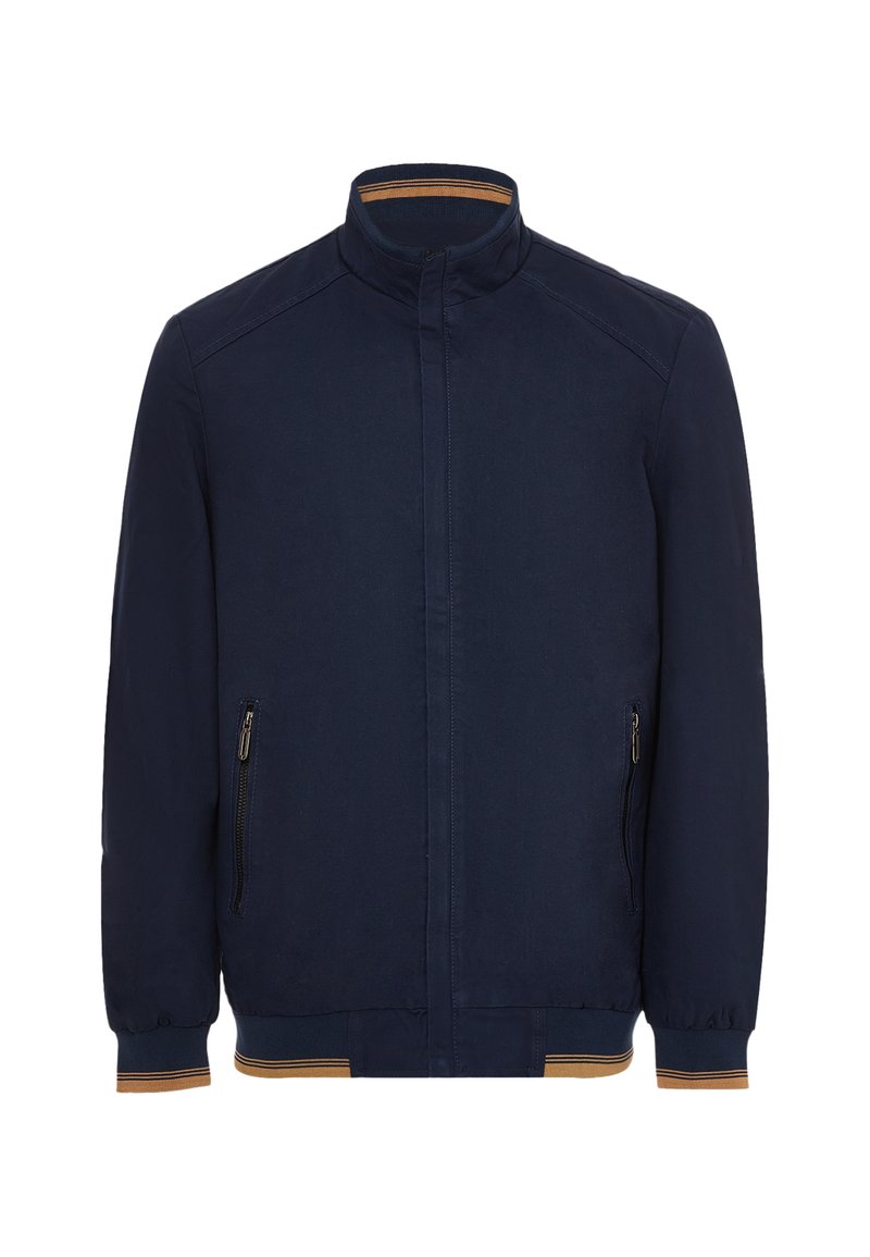 Giacca blu navy realizzata in tessuto con colletto alto, due tasche laterali con zip, polsini a costine e un accento marrone dorato a contrasto sull'orlo.