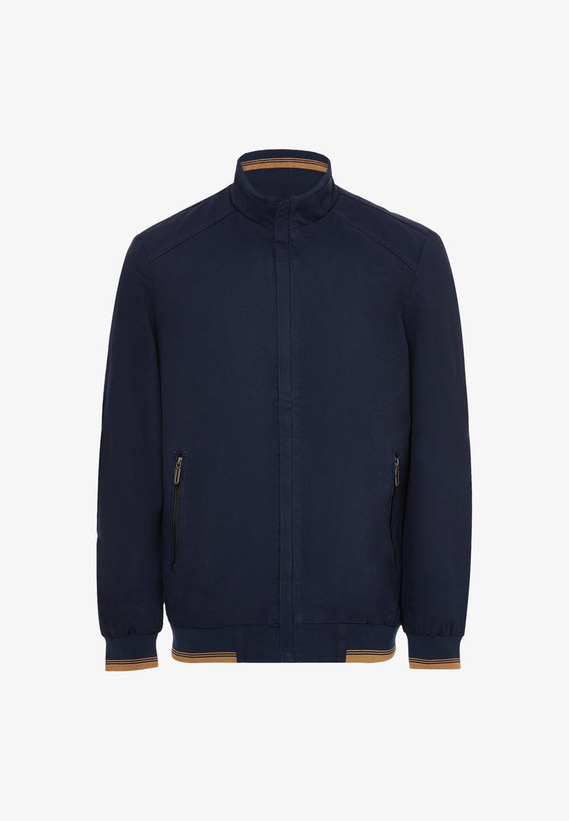 Giacca blu navy realizzata in tessuto con colletto alto, due tasche laterali con zip, polsini a costine e un accento marrone dorato a contrasto sull'orlo.