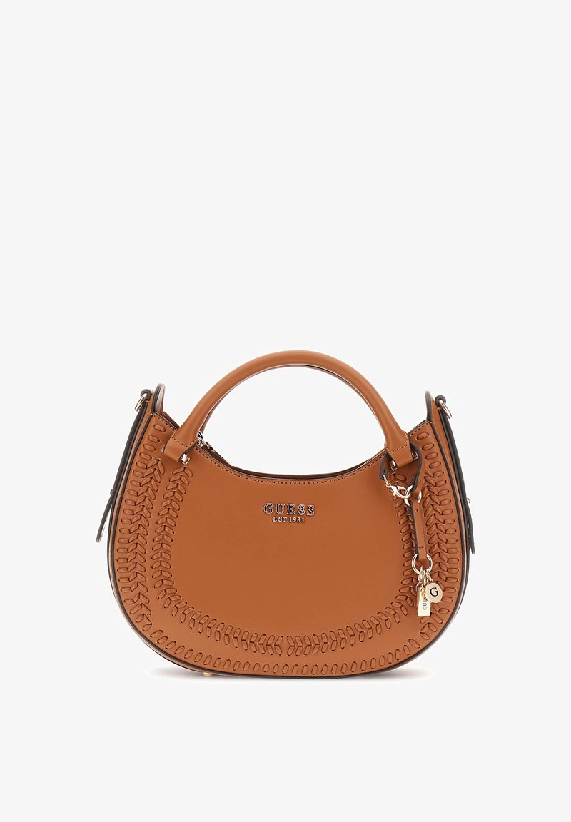 Hnedá dámska kabelka z faux kože so šitými akcentami, zaobleným telom, hornou rukoväťou a odnímateľným popruhom. Obsahuje logo a prívesok.