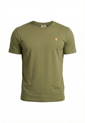 Camiseta de cuello redondo de manga corta en verde oliva con un pequeño logo de árbol amarillo en el pecho izquierdo, mostrada sobre un fondo blanco.