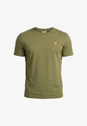 Camiseta de cuello redondo de manga corta en verde oliva con un pequeño logo de árbol amarillo en el pecho izquierdo, mostrada sobre un fondo blanco.