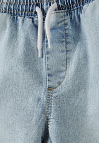 Svijetloplave traper kratke hlače s elastičnim pojasom i bijelom vezicom. Imaju kontrastnu narančastu šav i bočnu džep.