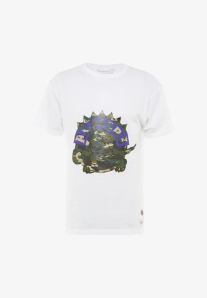 Bílá bavlněná tričko s grafikou maskovaného tvora a modrozeleným textem "RAPTORS" obklopeným hroty.