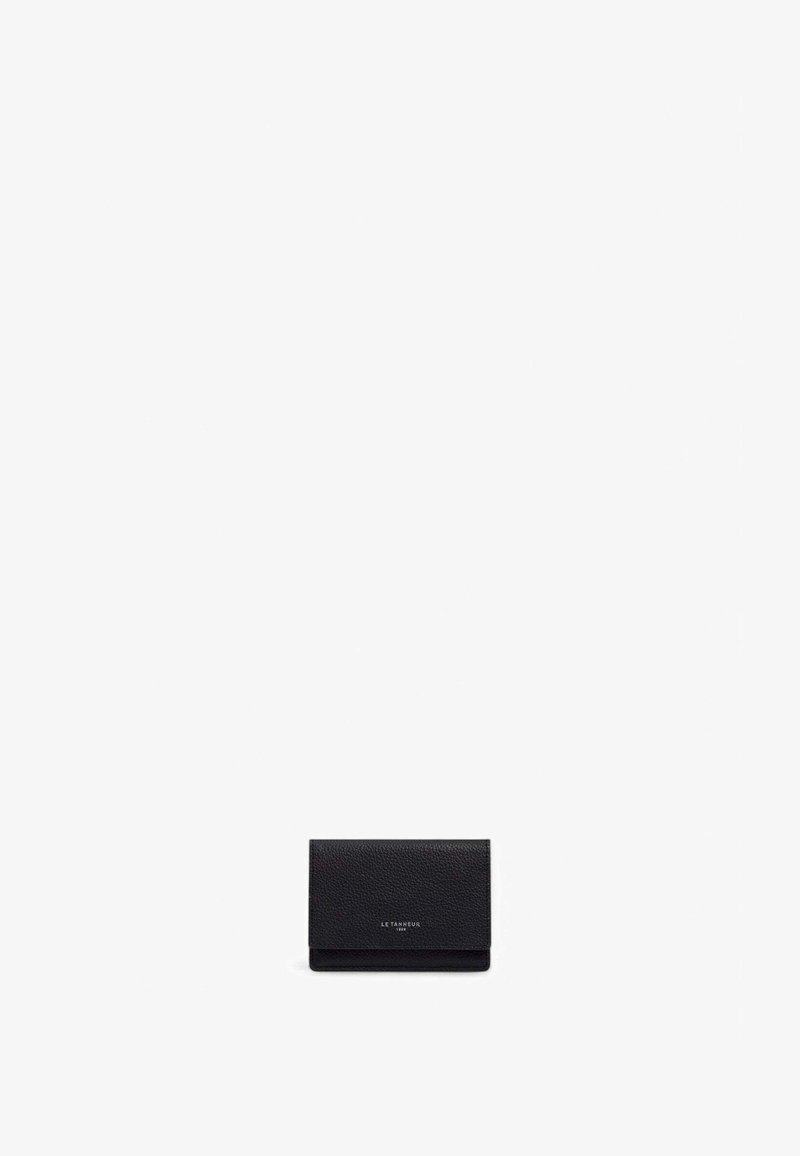 Cartera de cuero negro con acabado texturizado, presenta un diseño plegable y un logotipo de la marca en relieve en el frente. Forma compacta y rectangular.