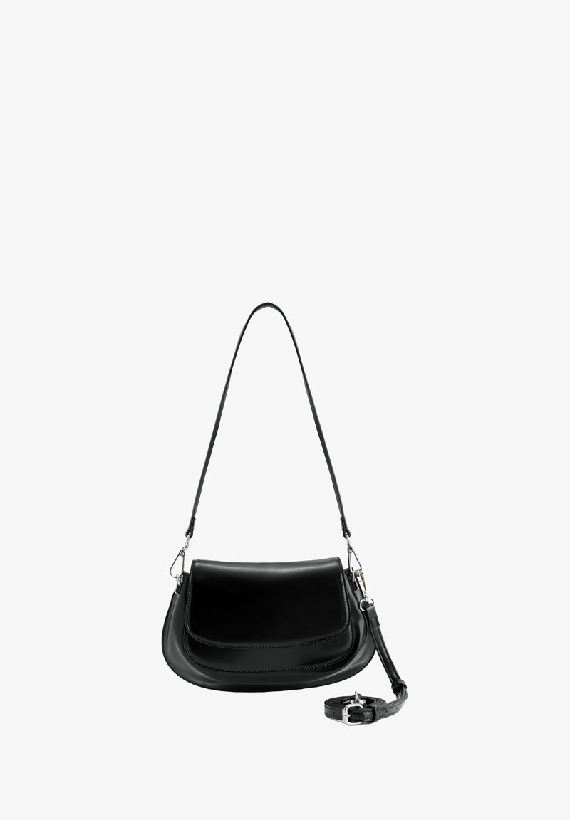 Borsa a spalla in pelle nera con chiusura a ribalta, tracolla lunga staccabile avvolta alla base e accessori in metallo argentato su sfondo bianco.