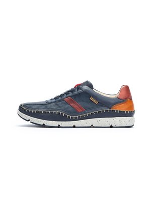 Scarpa sportiva in pelle blu navy con dettagli rossi e arancioni, superficie texturizzata, suola grigia con macchie, e cuciture a contrasto.
