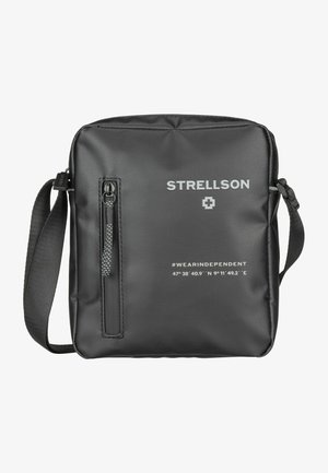 Borsa a tracolla nera in materiale sintetico con finitura testurizzata, tasca anteriore con zip, tracolla regolabile e dettagli stampati tra cui il logo del marchio e le coordinate.