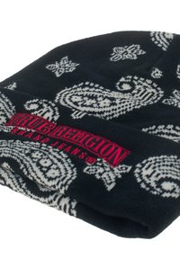 Czarna czapka typu beanie z białymi wzorami paisley i czerwonym haftowanym logo "True Religion Brand Jeans" na złożonym mankiecie.