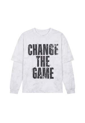 Wit shirt met lange mouwen en zwart verweerd tekst 'CHANGE THE GAME' gecentreerd op de voorkant.