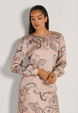 Langärmlige Bluse aus leichtem pinkfarbenem Satin mit Paisleymuster. Verfügt über einen gerafften Ausschnitt und aufwendige Stickereien in Blau- und Burgundtönen.