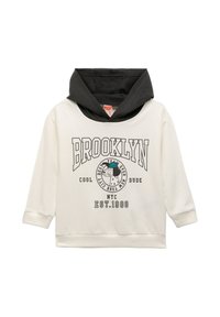 Licht beige hoodie met zwarte capuchon, met de tekst "BROOKLYN", een grafisch embleem en geribde manchetten. Zachte stof met gemengde texturen.