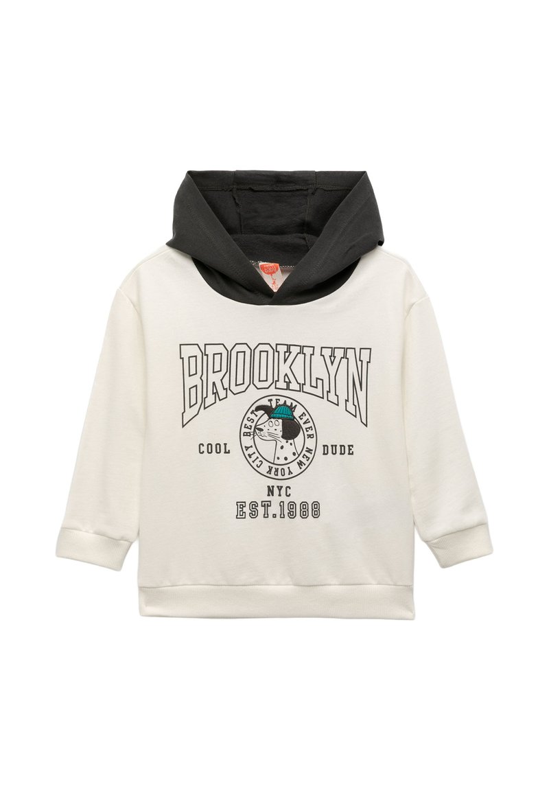 Licht beige hoodie met zwarte capuchon, met de tekst "BROOKLYN", een grafisch embleem en geribde manchetten. Zachte stof met gemengde texturen.