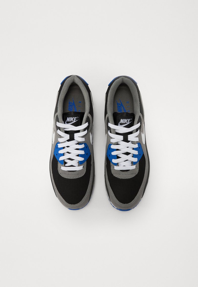 Sneakers Nike z czarną siateczką, szarymi akcentami, niebieskimi detalami i białymi sznurówkami. Posiadają wyściełany kołnierz i teksturowaną podeszwę.
