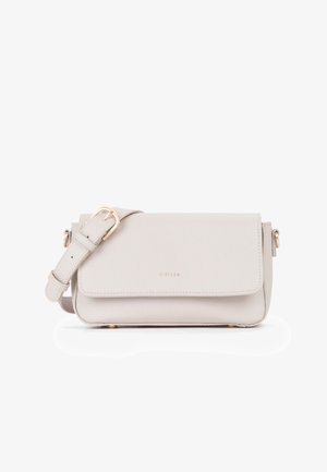 Helle graue Umhängetasche aus strukturiertem synthetischem Material. Verfügt über einen Klappenverschluss, goldene Beschläge, einen verstellbaren Riemen und ein minimalistisches Design.