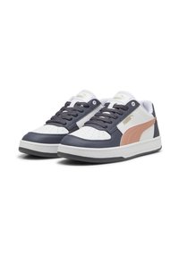 Sportliche Sneaker mit einem Obermaterial aus grauem und weißem Leder, pinken Akzenten und gummierter Sohle. Verfügt über einen gepolsterten Kragen und Schnürsenkel, die typisch für Sportschuhe sind.
