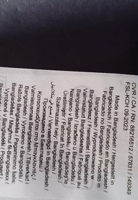 Zorglabel voor kleding met meertalig tekst. Witte stof, rechthoekige vorm, inclusief tekst over oorsprong en verzorgingsinstructies.