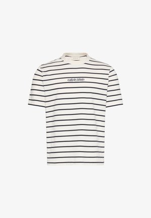 T-shirt blanc à manches courtes avec des rayures horizontales noires et le logo « calvin klein » centré sur la poitrine.