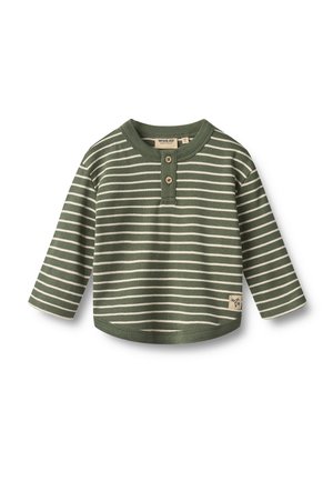 T-shirt bébé à manches longues rayé vert et blanc avec deux boutons devant et col rond, avec une petite étiquette de marque en tissu à l'ourlet.