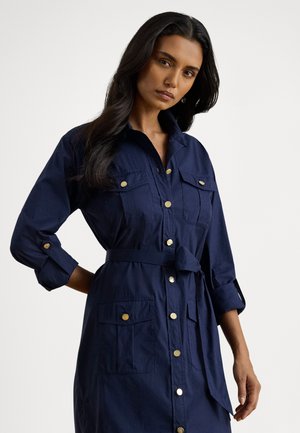 COTTON-BLEND ROLL-TAB-SLEEVE SHIRTDRESS - Vestido camisero - refined navy