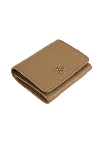 Bruin leren portemonnee met een gestructureerde afwerking, voorzien van een gouden embleem en een compact, gevouwen ontwerp.