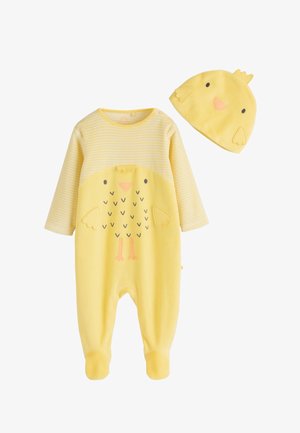 Gult babydragt med lange ærmer og kyllingedesign, kombineret med en matchende gul hat med et kyllingefjæs og vinger.