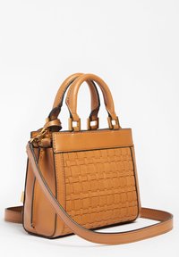 Sac à main en cuir tan avec texture tissée, double poignées courtes, bandoulière amovible, accents en métal doré et une silhouette structurée.