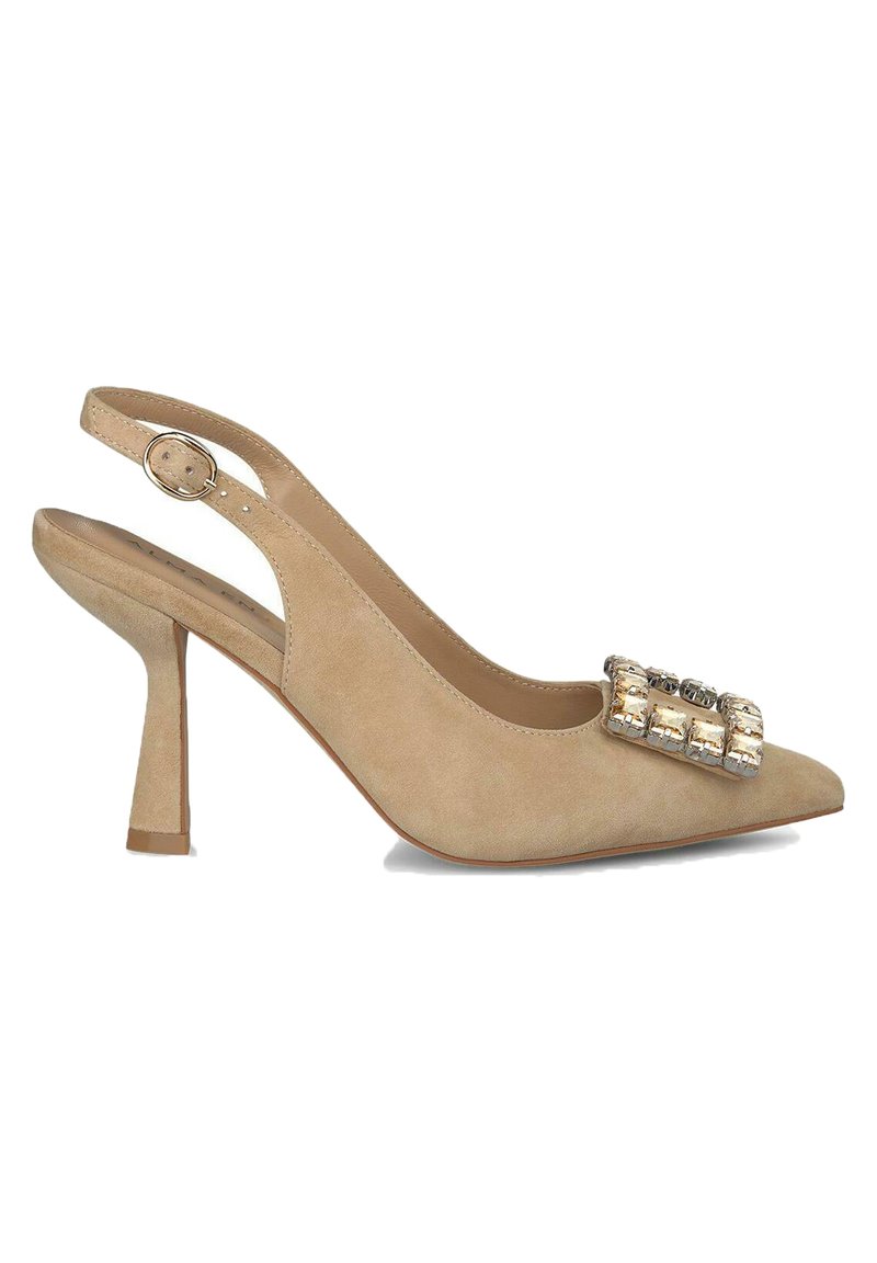 Décolleté in suede beige con punta affusolata, caratterizzato da un accento di gioiello decorativo sul piattaforma e un tacco a stiletto sottile e alto.