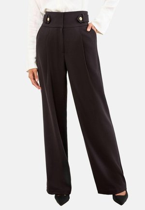 Pantaloni neri a gamba larga con vita alta, dotati di due tasche laterali e dettagli con bottoni dorati in vita. Tessuto sartoriale, texture liscia.