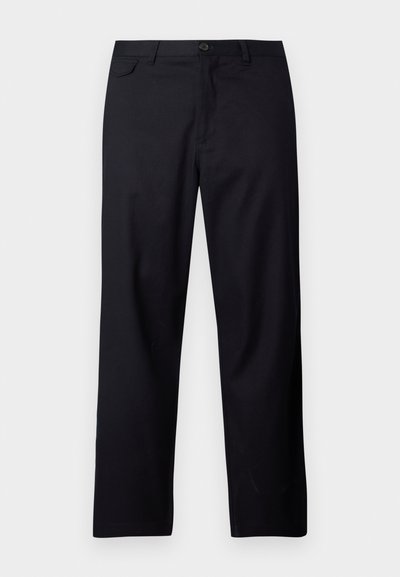 Čierne nohavice z hladkej tkaniny, s rovnými nohavicami, zapínaním na gombíky vpredu a bočnými vreckami. Minimalistický dizajn bez vzorov.