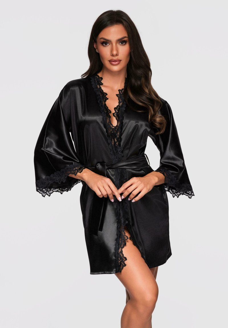 Roba nera in satin con dettagli in pizzo, caratterizzata da una profonda scollatura a V e maniche ampie. Include una cintura da annodare e uno spacco alto per un tocco in più.