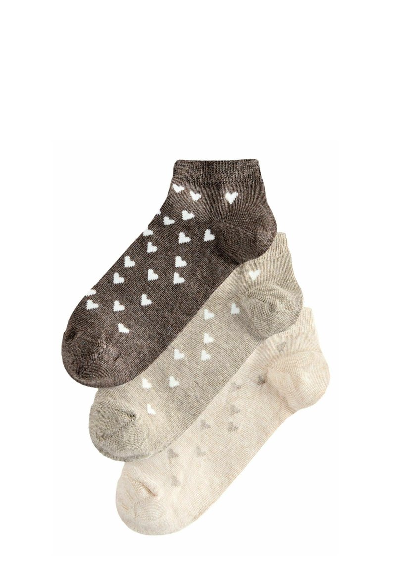 Tre paia di calzini alla caviglia in marrone, beige e beige chiaro, ciascuno con piccoli motivi a cuore bianchi. Materiale in maglia morbida, design casual.