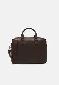 Sac à ordinateur en cuir marron avec une surface texturée, deux poignées supérieures, une bandoulière réglable et deux boucles à l'avant pour un détail supplémentaire.
