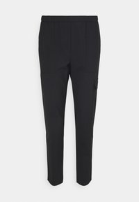 Zwarte taps toegesneden broek met een elastische tailleband, voorzien van twee zijzakken en een zijvak. Zacht stof met een gladde textuur.