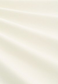 Glattes, cremiges, elfenbeinfarbenes Gewebe mit subtilen diagonalen Falten und einer weichen, seidigen Textur.