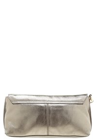 Metaliczna srebrna skórzana torebka z płaskim kształtem, z zamknięciem na górnej klapie i elegancką konstrukcją. Widoczne szwy wzdłuż krawędzi.
