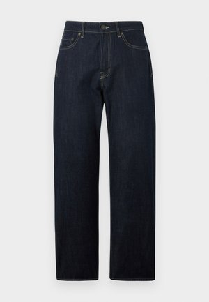 Tumedat indigos sirge lõikega teksapüksid, millel on viis taskut ja kollased õmblused, nööp- ja lukukinnitus, lame eest ning vööaasad.