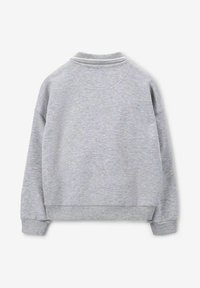 Grauer Rundhalsausschnitt-Pullover mit strukturiertem Finish, lockerer Passform, gerippten Bündchen und Saum sowie einem kontrastierenden hellen Streifen am Kragen.