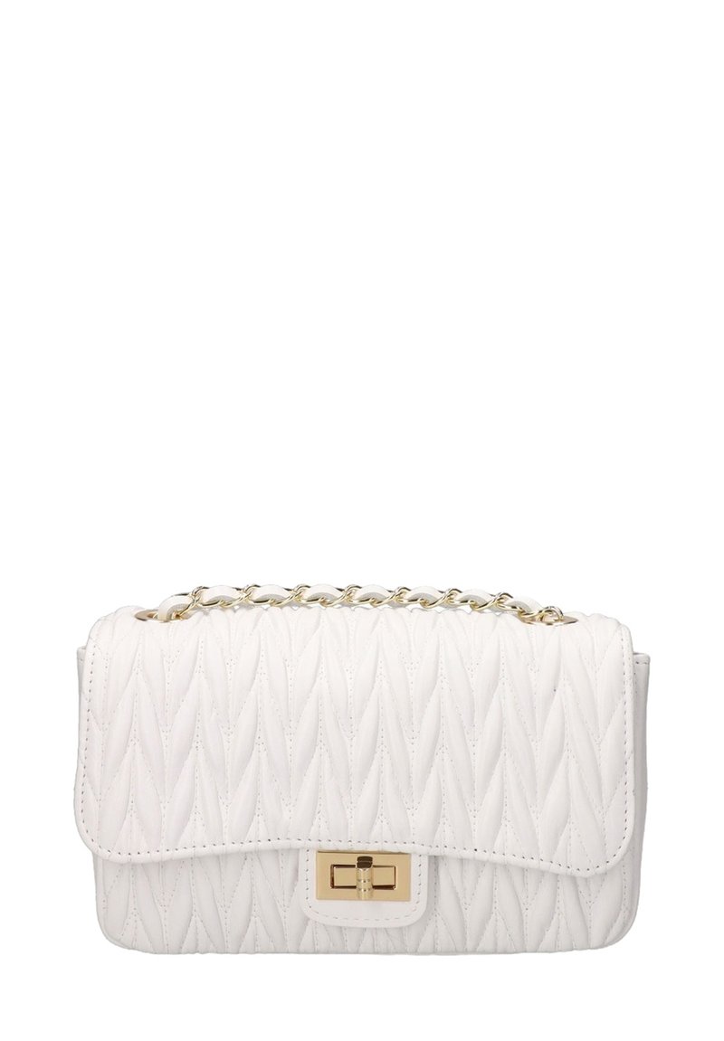 Borsa a tracolla bianca trapuntata con catena dorata e chiusura a motivo rettangolare con torsione dorata sul pattina anteriore.