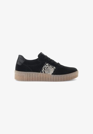 Zwarte suède sneaker met een gestructureerde metalen accent aan de zijkant, rubberen zool en zwarte leren details op de hak.