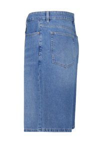 Falda de mezclilla en azul claro, hasta la rodilla, con una cintura ajustada, dos bolsillos traseros y un sutil detalle de costura. Textura suave.