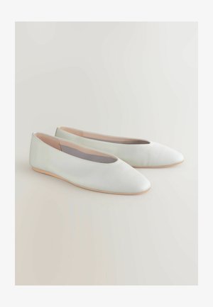 Ploché topánky z jemnej sivej kože s ostrou špičkou a minimalistickým dizajnom. Mäkkučké podšívky a hnedá gumová podrážka. Bez viditeľných ozdôb.