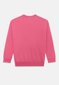 Sweatshirt de gola redonda em rosa sólido com mangas longas, punhos e bainha canelados; feito de um tecido macio e texturizado; vista traseira exibida.