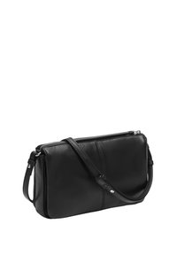 Borsa a tracolla nera in pelle con chiusura a zip, forma rettangolare, texture liscia e tracolla regolabile. Dettaglio di cucitura sottile.